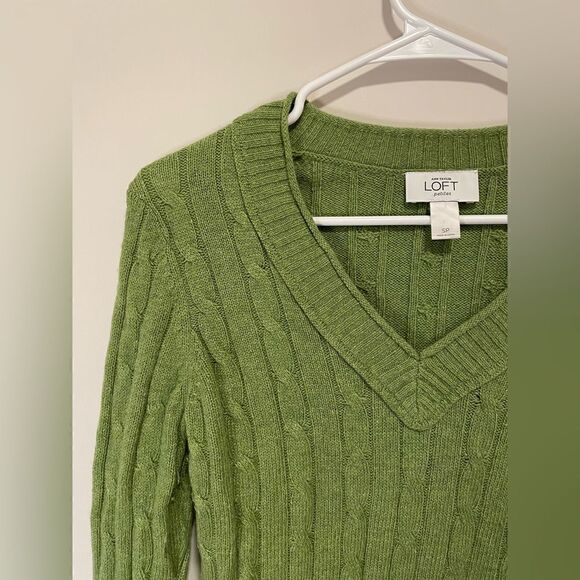 ANN TAYLOR Green V neck Sweater - Picture 3 of 5